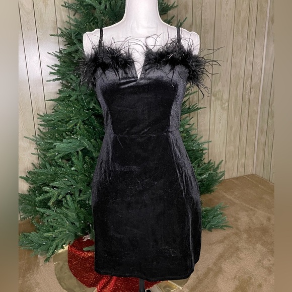 New With Tags Francesca’s Black Velvet Mini Dress With A Feathery Neckline - Picture 1 of 5